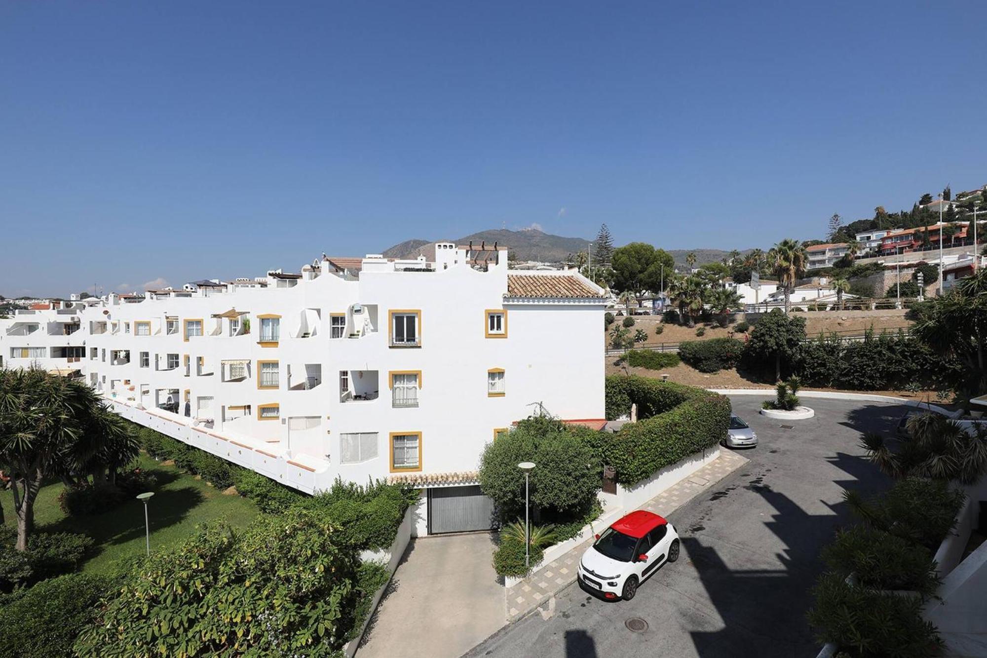 082 - Stunning Sea Views Beachfront Apartment Benalmádena Dış mekan fotoğraf
