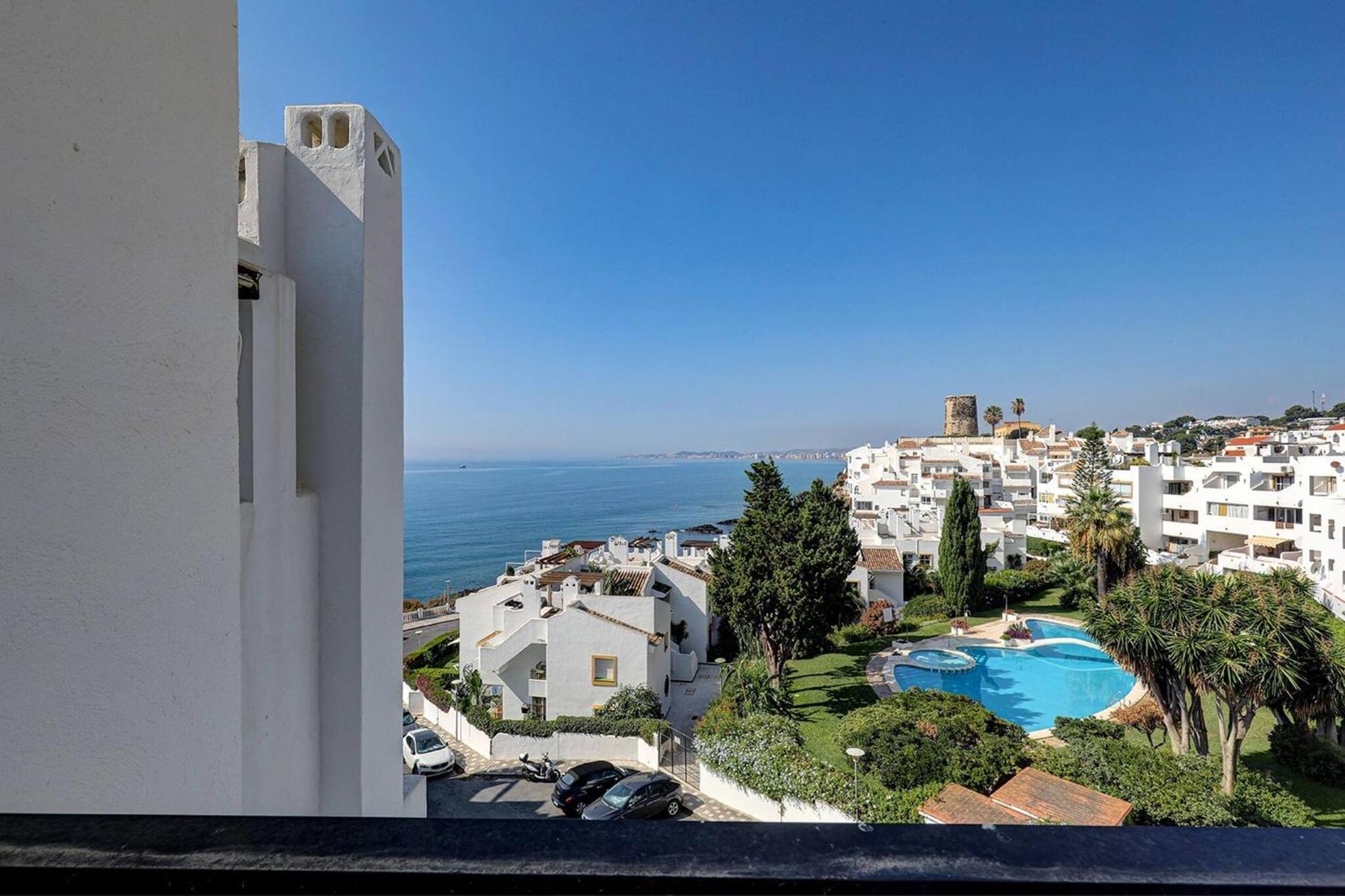 082 - Stunning Sea Views Beachfront Apartment Benalmádena Dış mekan fotoğraf
